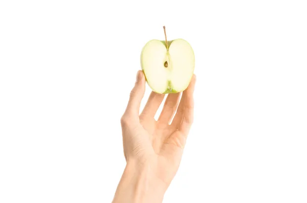 Note di alimentazione e dieta Tema: Mano umana con mezza mela verde isolata su sfondo bianco nello studio, vista in prima persona — Foto Stock