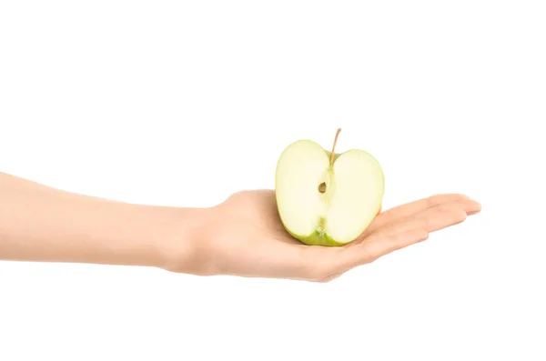 Gezonde voeding en dieet onderwerp: menselijke hand met half groene appel geïsoleerd op een witte achtergrond in de studio — Stockfoto