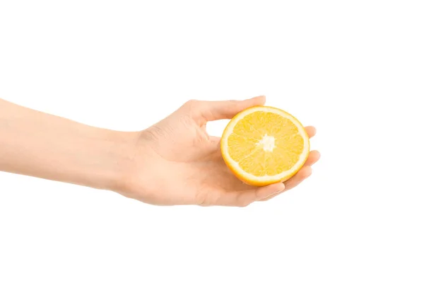 健康的饮食和饮食主题︰ 人类的手，握著半隔离在工作室里的白色背景上的橙色 — 图库照片