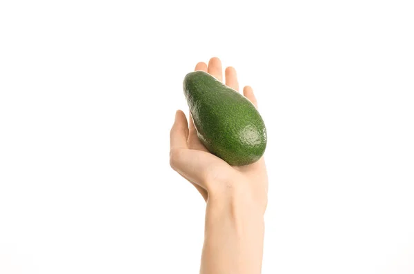 Alimentação saudável e dieta Tópico: Mão humana segurando um abacate maduro isolado em um fundo branco no estúdio, visão em primeira pessoa — Fotografia de Stock
