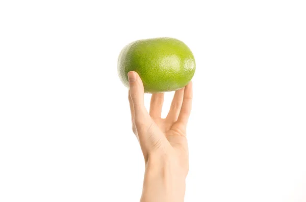 Alimentación saludable y dieta Tema: Mano humana sosteniendo un dulce verde aislado sobre un fondo blanco en el estudio, vista en primera persona —  Fotos de Stock