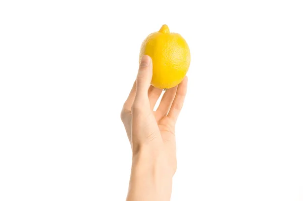 Alimentação saudável e dieta Tópico: Mão humana segurando limão amarelo isolado em um fundo branco no estúdio, visão em primeira pessoa — Fotografia de Stock