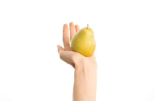 Alimentação saudável e dieta Tópico: Mão humana segurando pêra amarela isolada em um fundo branco no estúdio, visão em primeira pessoa — Fotografia de Stock