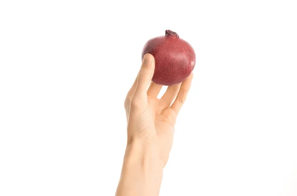 Alimentación saludable y dieta Tema: La mano humana sostiene una granada roja aislada sobre un fondo blanco en el estudio, vista en primera persona —  Fotos de Stock