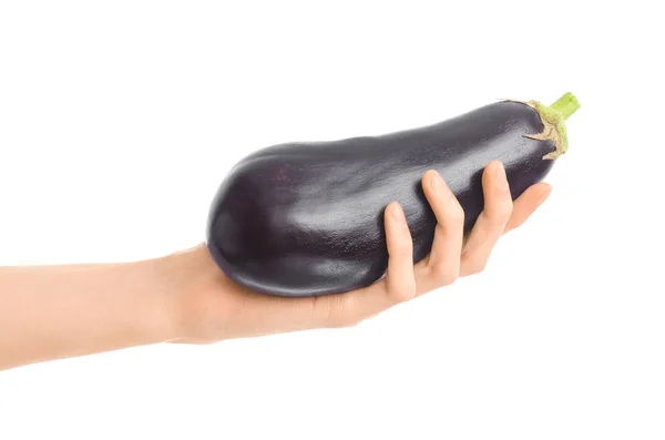 Gezonde voeding en dieet onderwerp: menselijke hand met een rijpe aubergines geïsoleerd op een witte achtergrond in de studio — Stockfoto