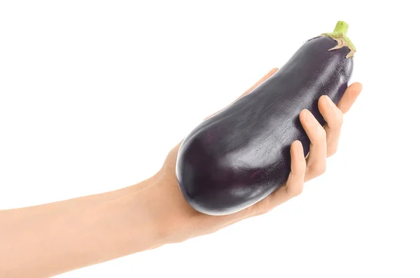 Gezonde voeding en dieet onderwerp: menselijke hand met een rijpe aubergines geïsoleerd op een witte achtergrond in de studio — Stockfoto
