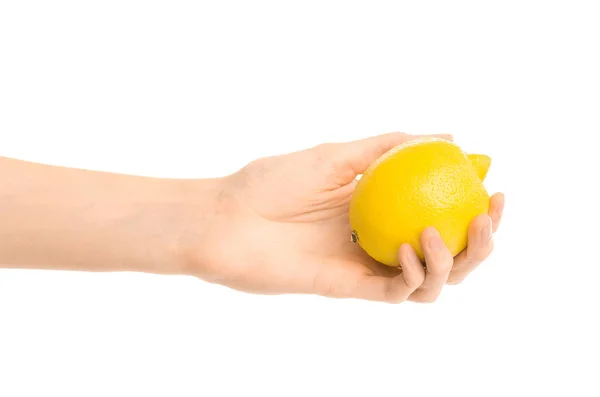 Alimentação saudável e dieta Tópico: Mão humana segurando limão amarelo isolado em um fundo branco no estúdio — Fotografia de Stock