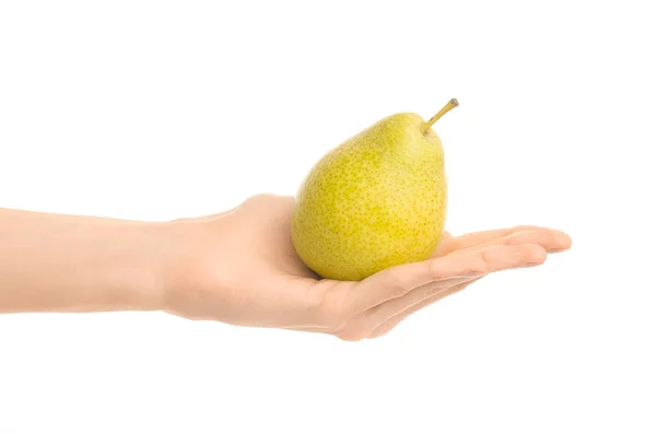 Alimentación saludable y dieta Tema: Mano humana sosteniendo pera verde aislada sobre un fondo blanco en el estudio —  Fotos de Stock