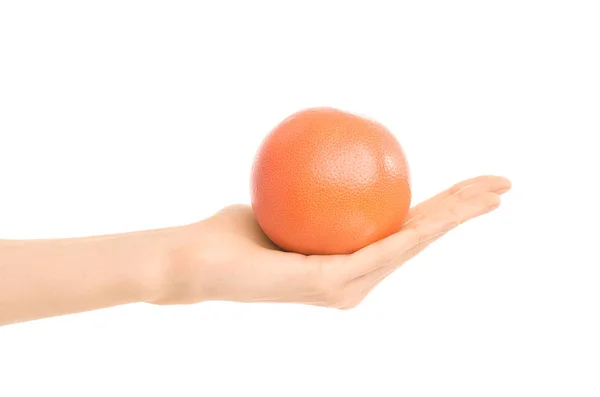 Здоровое питание и диета: рука человека держит красный грейпфрут на белом фоне в студии — стоковое фото