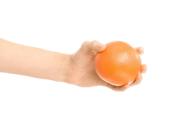 Tópico de alimentação e dieta saudável: mão humana segurando uma toranja vermelha isolada em um fundo branco no estúdio — Fotografia de Stock