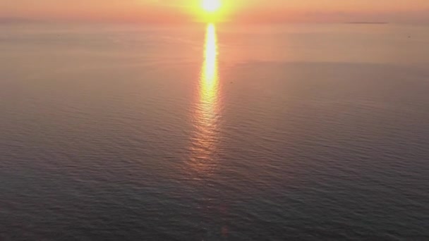 Brillante amanecer sobre el océano. Sol naciente sobre el mar — Vídeos de Stock