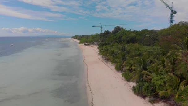 Πανοραμική θέα της κατασκευής σε μια μεγάλη αμμώδη παραλία ανάμεσα στη ζούγκλα — Αρχείο Βίντεο