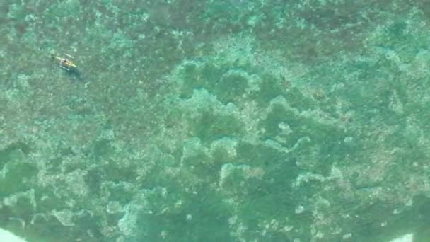 Εναέρια κινηματογραφική κορυφή drone πλάνο του σκάφους πάνω από καταπληκτική ηρεμία κρυστάλλινα νερά της θάλασσας με κοραλλιογενείς υφάλους. — Αρχείο Βίντεο