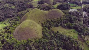 Filipinler 'in Bohol adasındaki çikolata tepelerinin pürüzsüz hava aracı görüntüleri.