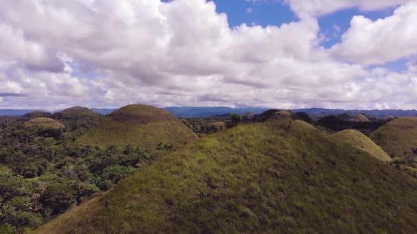 Vue aérienne large des collines de chocolat depuis le complexe d'observation Chocolate Hills, Bohol, Philippines . — Video