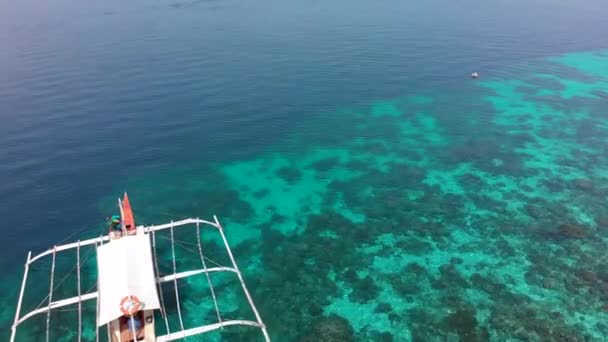 Barco a motor navegando em mar azul profundo com turistas que se dirigem para ilhas tropicais . — Vídeo de Stock