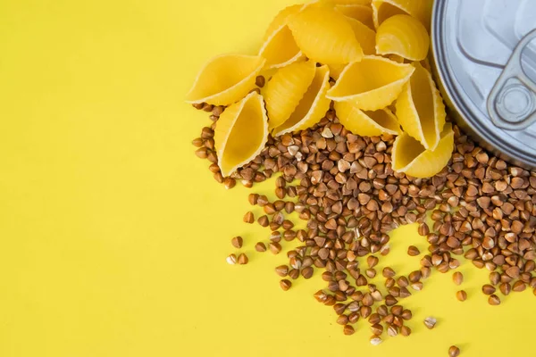 Teneke kutu, konserve yiyecek, makarna, sarı ovada karabuğday. Yemek servisi. Yiyecek bağışı. yiyecek sağlıyor. Yemek yardımı