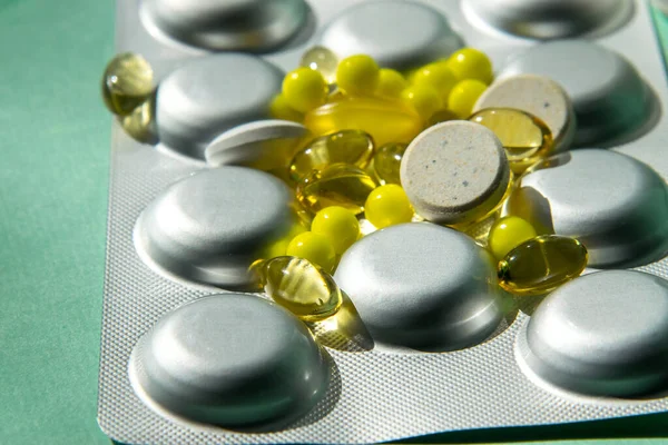 Çeşitli şekil ve renklerde tablet yayılıyor, saydam sarı, büyük beyaz. Bir sürü hap. İlaçlarla dolu açılmamış eczane kabarcığı. Vitaminler, askorbik asit, balık yağı, omega 3. Virüsle savaşmak için.