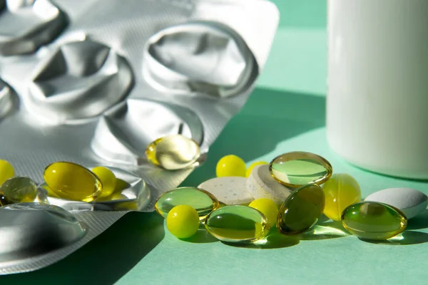 Çeşitli şekil ve renklerde tablet yayılıyor, saydam sarı, büyük beyaz. Bir sürü hap. İlaçlarla dolu açılmamış eczane kabarcığı. Vitaminler, askorbik asit, balık yağı, omega 3. Virüsle savaşmak için.