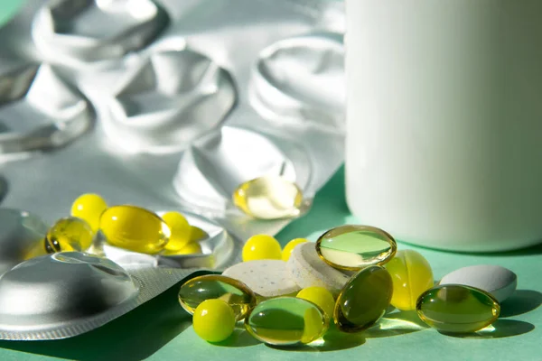 Çeşitli şekil ve renklerde tablet yayılıyor, saydam sarı, büyük beyaz. Bir sürü hap. İlaçlarla dolu açılmamış eczane kabarcığı. Vitaminler, askorbik asit, balık yağı, omega 3. Virüsle savaşmak için.