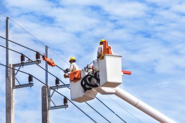 Kova hidrolik kaldırma ile güç hattı tel tamir elektrikçiler