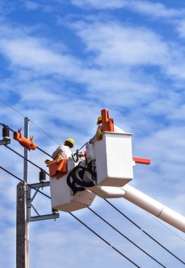 Tel kova hidrolik kaldırma platformu ile güç hattının tamir elektrikçiler