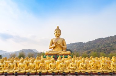 büyük altın buddha heykeli ve birçok küçük altın Buda heykelleri kamu Tapınağı'nda 