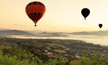 Yun lai Tayland üzerinde yüzen siluet sıcak hava balonları