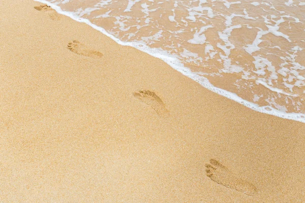 Pegadas na praia tropical — Fotografia de Stock