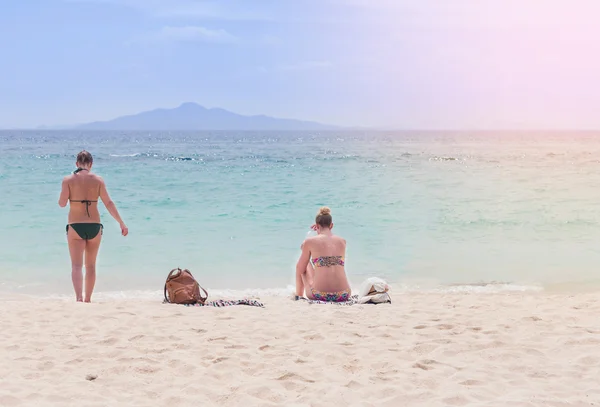 Mulheres e namorada relaxando na praia tropical — Fotografia de Stock