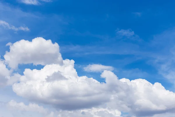 Nubes blancas en el cielo azul — Foto de Stock