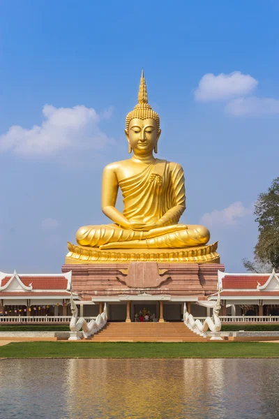 Gran estatua de buda dorada sentada en el templo tailandés — Foto de Stock
