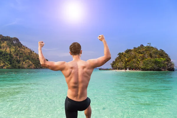 Costas homem forte braços estendidos posando corpo fitness — Fotografia de Stock