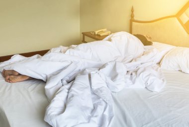 Asyalı kadın beyaz yatakta uyuyor