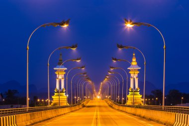3 Tay - gece Tayland Lao dostluk Köprüsü.