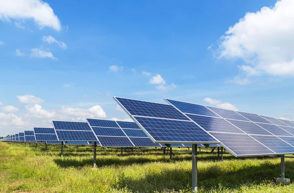 Panneaux solaires photovoltaïques dans la centrale solaire — Photo