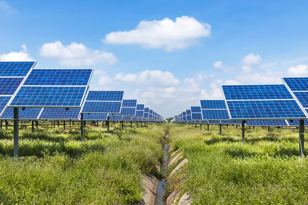 Sonnenkollektoren Photovoltaik in Solarkraftwerk — Stockfoto