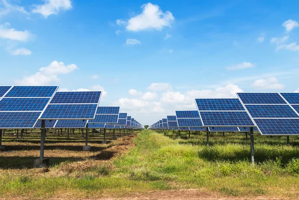 Panneaux solaires photovoltaïques dans la centrale solaire — Photo