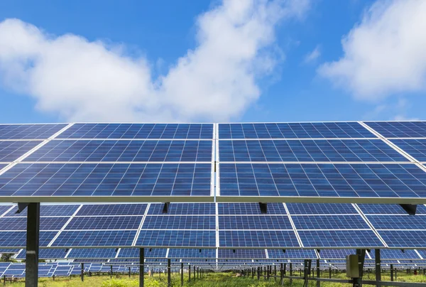 太陽光発電所に太陽電池パネルを太陽光発電 — ストック写真