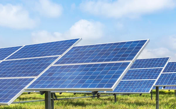 Panneaux solaires photovoltaïques dans la centrale solaire — Photo