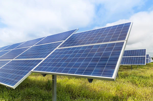 Paneles solares fotovoltaicos en la central solar — Foto de Stock