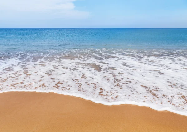 열 대 해변과 푸른 바다에 흰 부드러운 웨이브 — 스톡 사진