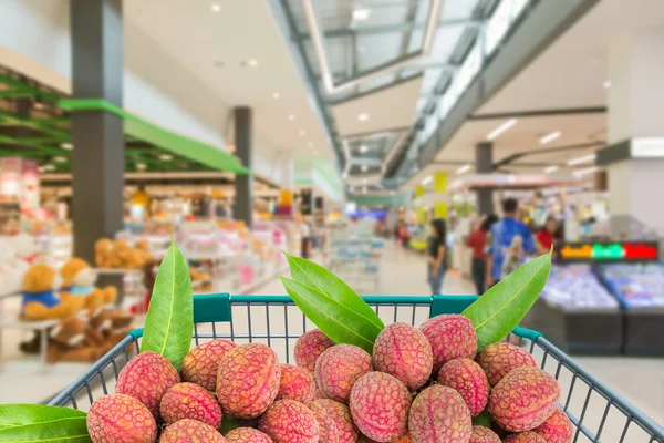 Lichee (licsi) gyümölcs kocsi bevásárlókosár szupermarketben — Stock Fotó