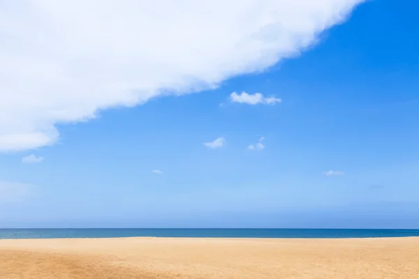 빈 열 대 해변과 푸른 바다와 푸른 하늘 — 스톡 사진