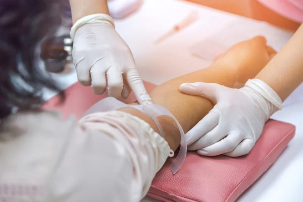 Doktor hemşire kol hastadan çizim kan örneği hazırlamak