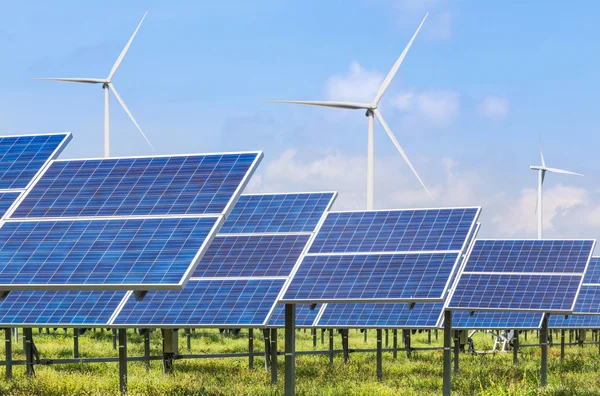 Fotowoltaika panelu i wiatr turbiny wytwarzania energii elektrycznej w elektrowni słonecznej — Zdjęcie stockowe