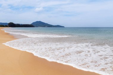 Beyaz yumuşak dalga üzerinde boş tropikal plaj 