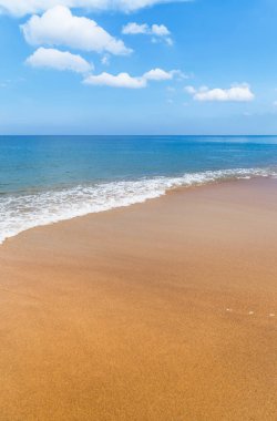 Beyaz yumuşak dalga üzerinde boş tropikal plaj 