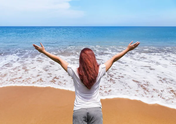 Ásia mulher stand levantado até braços relaxante no tropical praia — Fotografia de Stock