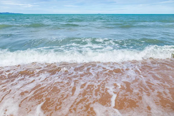 Hermosa ola blanca suave en la playa tropical — Foto de Stock
